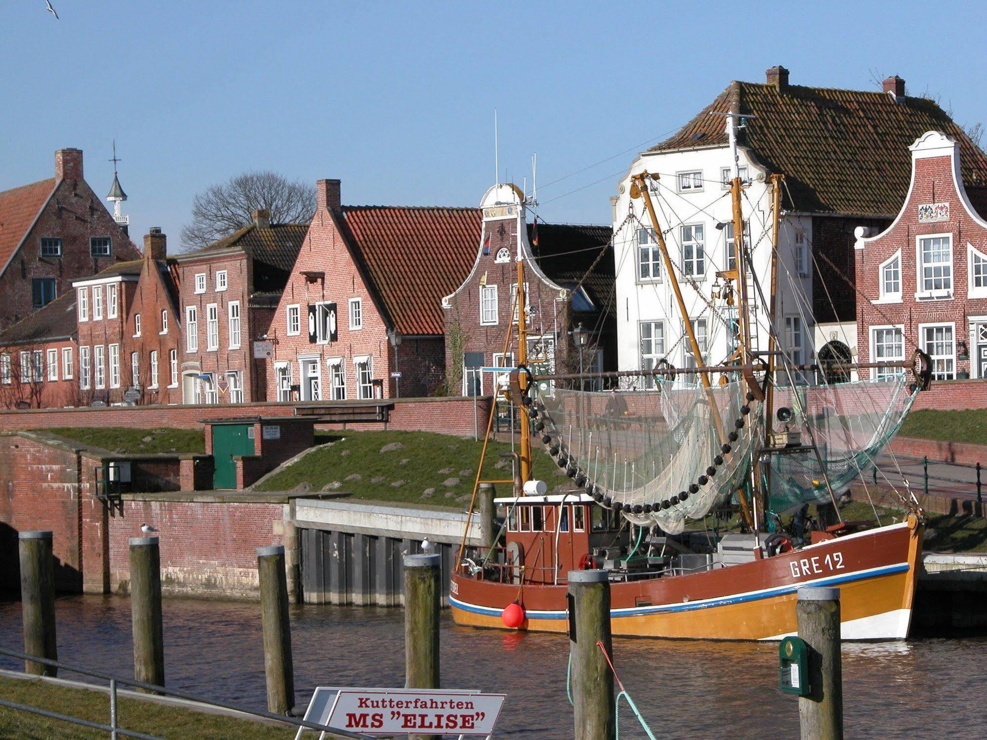Hohes Haus Hotel Greetsiel Exterior photo